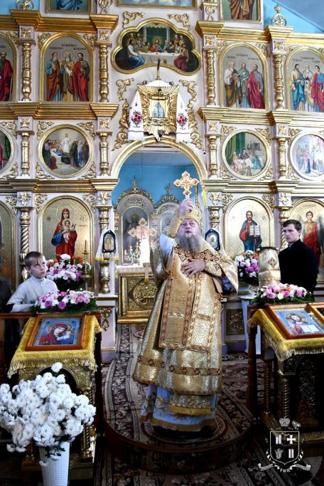 Килим з квітів та грамоти: очільник УПЦ (МП) Нафанаїл відслужив у волинському храмі. ФОТО