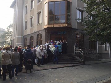 У черзі – більше сотні пільговиків: лучани скаржаться на неорганізовану видачу «Сitycard»