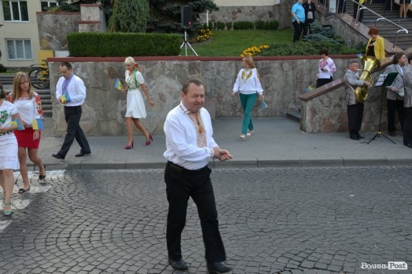 У Луцьку урочисто підняли Державнй Прапор. ФОТО