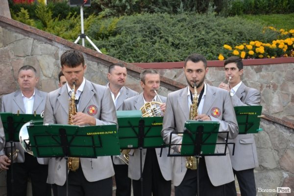 У Луцьку урочисто підняли Державнй Прапор. ФОТО