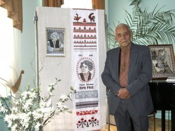 У Луцьку відкрили виставку майстра вишивки Юрія Савки