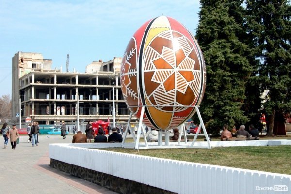 У центрі Луцька – велетенська писанка