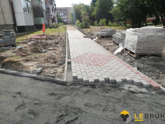 Два великі двори у Луцьку облаштовуватимуть бруківкою LeBruk*