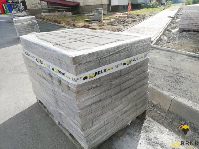 Два великі двори у Луцьку облаштовуватимуть бруківкою LeBruk*