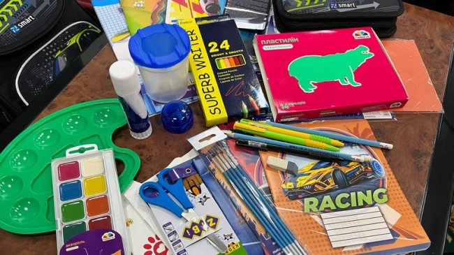 У Луцькій громаді 62 першокласникам подарували рюкзаки з необхідним шкільним приладдям. ФОТО