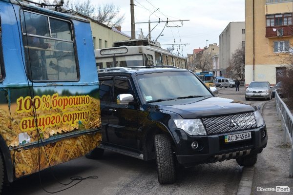 У Луцьку не розминулися Mitsubishi і тролейбус. ФОТО