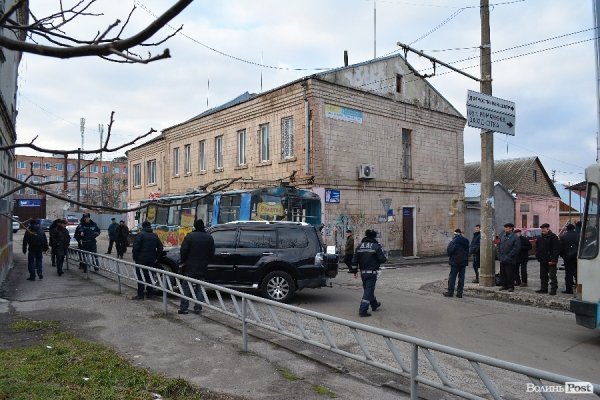 У Луцьку не розминулися Mitsubishi і тролейбус. ФОТО