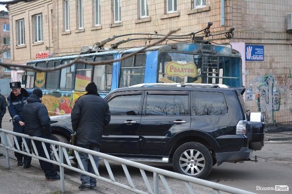 У Луцьку не розминулися Mitsubishi і тролейбус. ФОТО