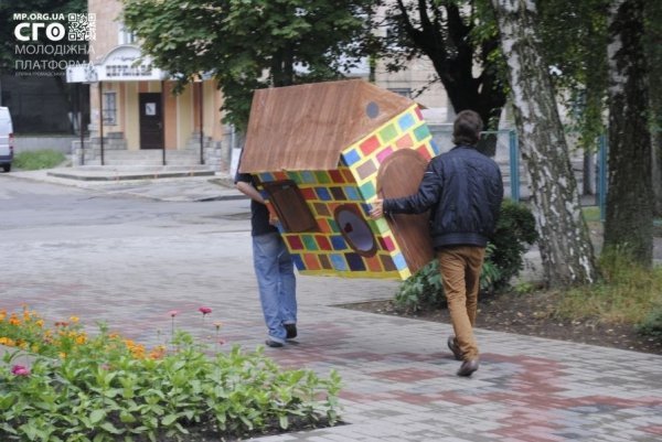 Дітям-сиротам подарували іграшковий будинок. ФОТО