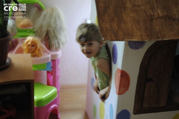 Дітям-сиротам подарували іграшковий будинок. ФОТО