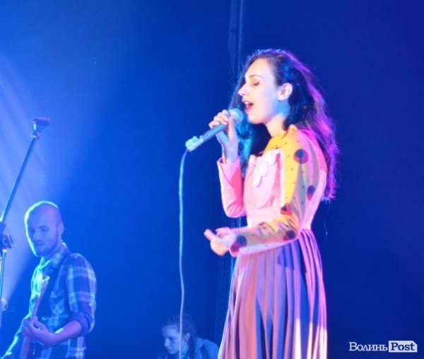 Солістка Крихітки Каша Сальцова у всій красі