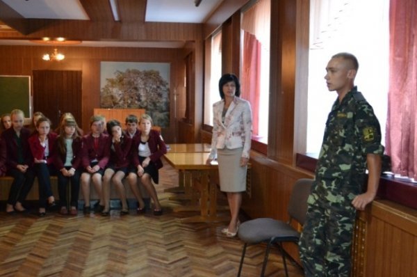 Луцькі школярі зустрілись із героєм АТО. ФОТО