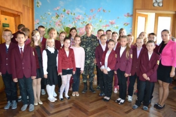 Луцькі школярі зустрілись із героєм АТО. ФОТО