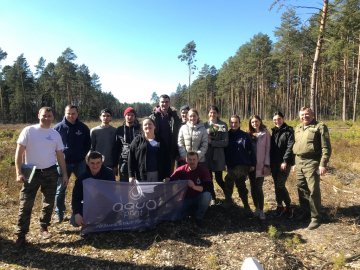 Користь для довкілля і «тімбілдингу»: фірма з Луцька у вихідний висадила гектар лісу. ФОТО