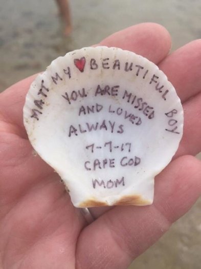 Жінка написала побажання своєму сину на мушлі