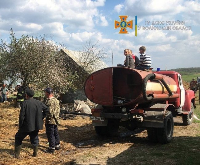 На Волині горіла господарська споруда: мешканці села допомогли ліквідувати пожежу