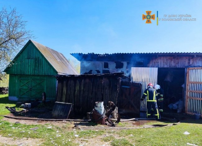 На Волині горіла господарська споруда: мешканці села допомогли ліквідувати пожежу