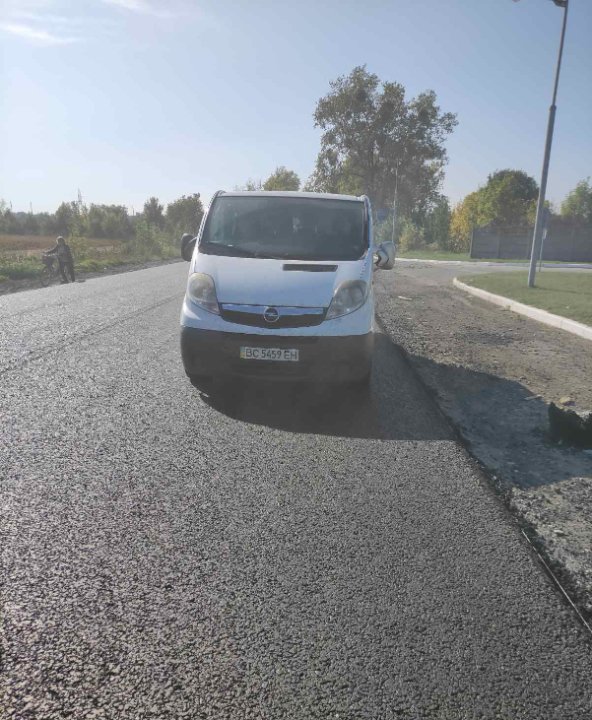 Одні будують, а інші – руйнують: на волинській трасі водії зіпсували свіжоукладений асфальт