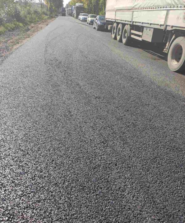 Одні будують, а інші – руйнують: на волинській трасі водії зіпсували свіжоукладений асфальт