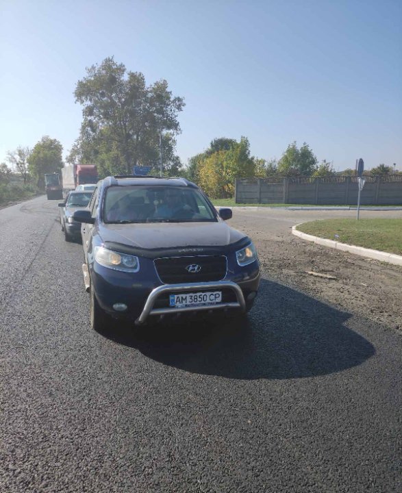 Одні будують, а інші – руйнують: на волинській трасі водії зіпсували свіжоукладений асфальт