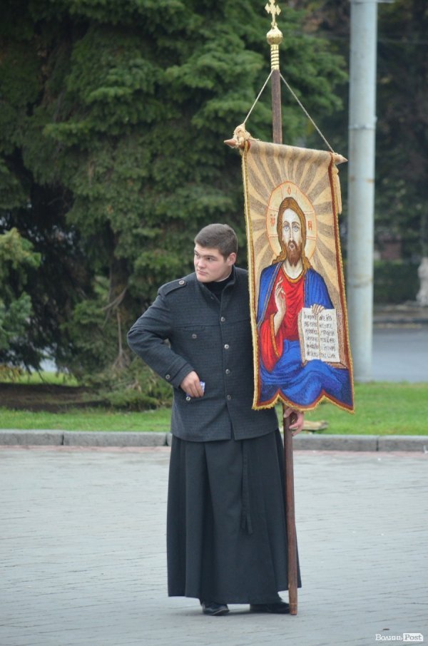 Священнослужителі пронесли через центр Луцька церковні святині. ФОТО