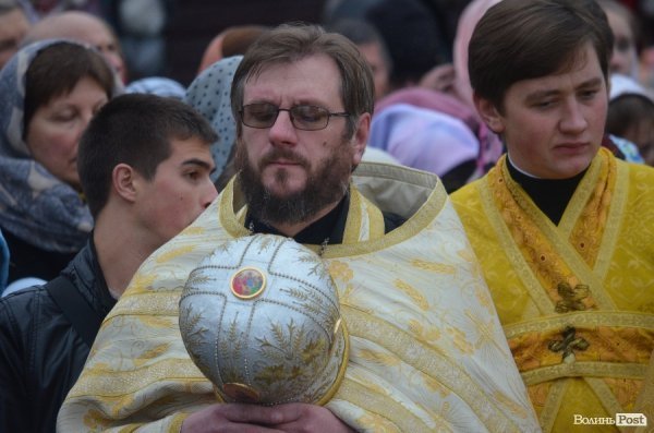 Священнослужителі пронесли через центр Луцька церковні святині. ФОТО