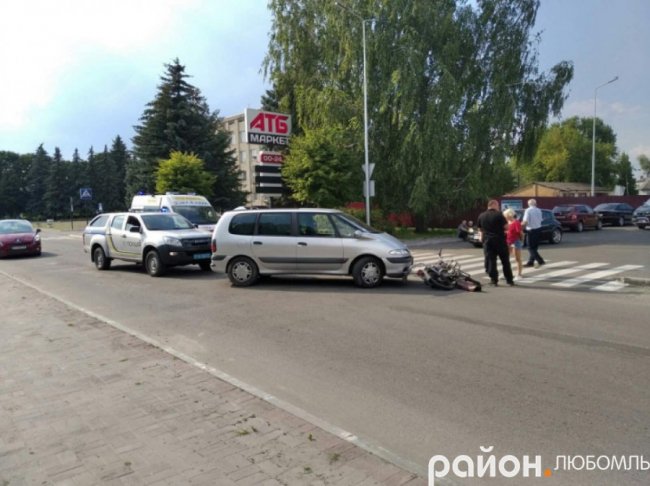 У центрі волинського міста –  аварія: мінівен зіткнувся з мопедом. ФОТО