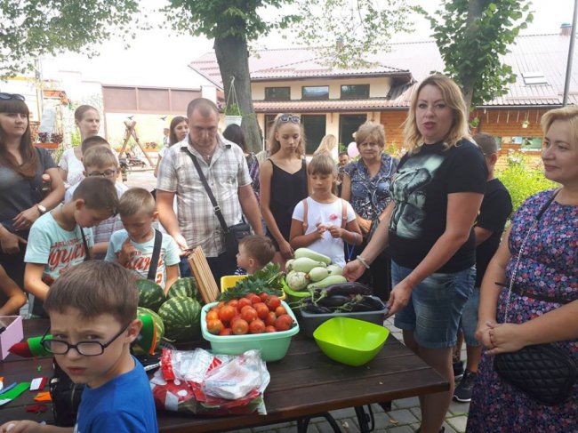 У Луцькому зоопарку зібрали урожай овочів, які садили діти. ФОТО