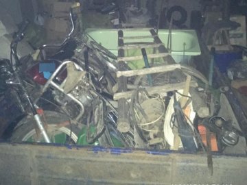 На Волині злодій завантажив у свій автомобіль мотоцикл та втік 