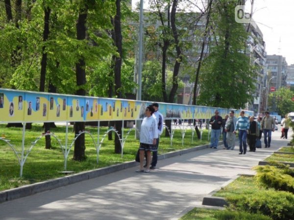 У Дніпропетровську з'явилася стела «Небесній сотні».ФОТО