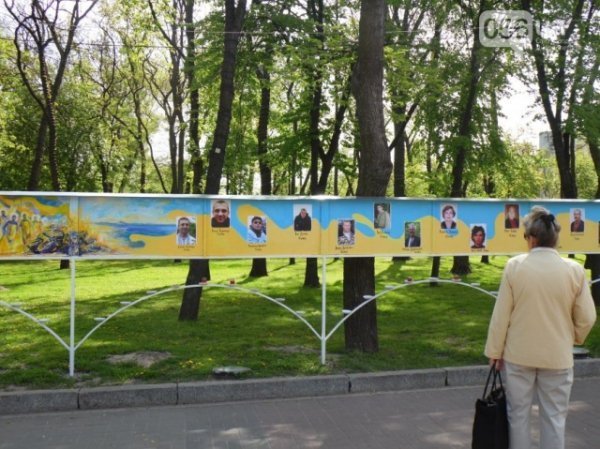 У Дніпропетровську з'явилася стела «Небесній сотні».ФОТО