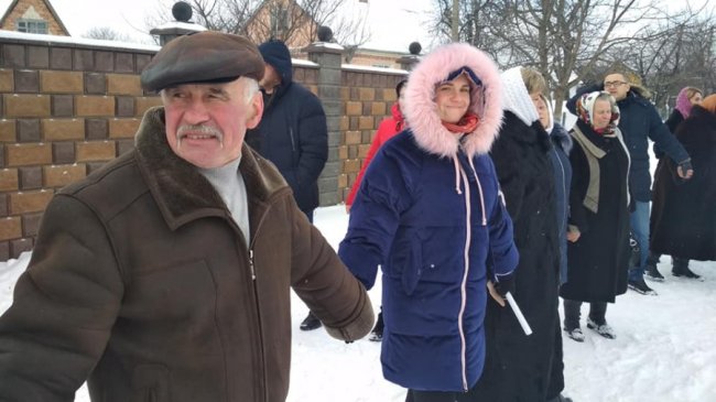 У селі під Луцьком створили ланцюг єднання: громада церкви УПЦ МП не прийшла. ФОТО