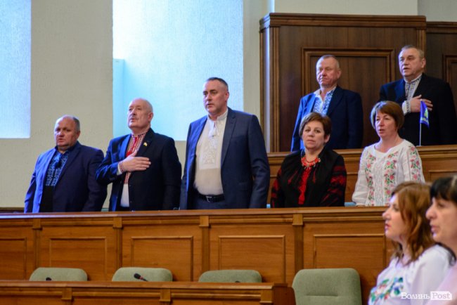 Білі, чорні, з кутасиками і без: які вишиванки одягнули депутати на сесію Волиньради. ФОТО