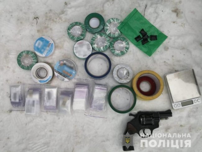 Психотропи, пістолет та кастет: волинська поліція затримала наркоділка. ФОТО