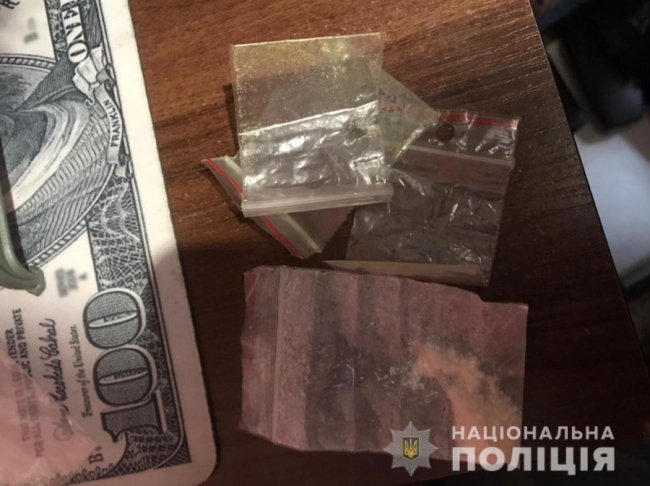 Психотропи, пістолет та кастет: волинська поліція затримала наркоділка. ФОТО