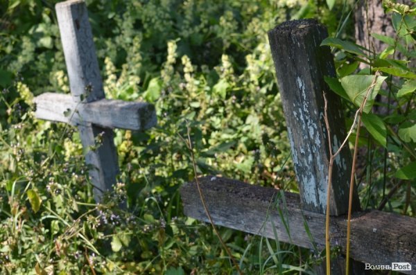 На кладовищі Луцька повалені пам'ятники, а могили заросли чагарниками. ФОТО