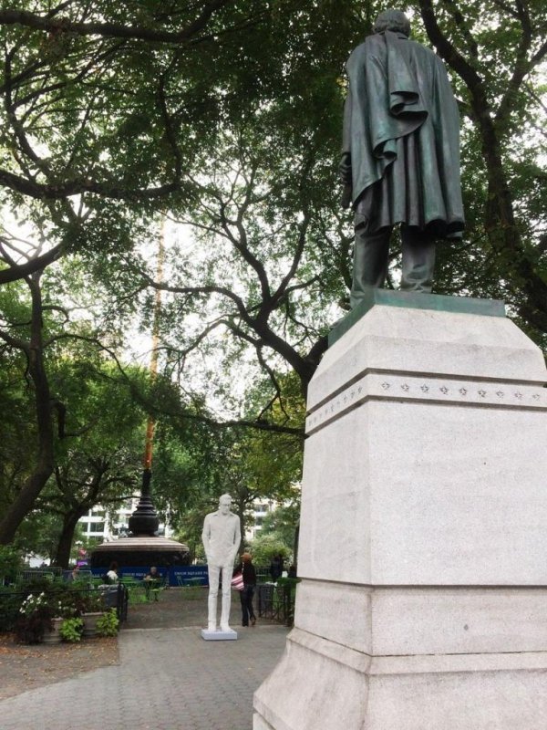 У Нью-Йорку встановили статую Едварда Сноудена. ФОТО