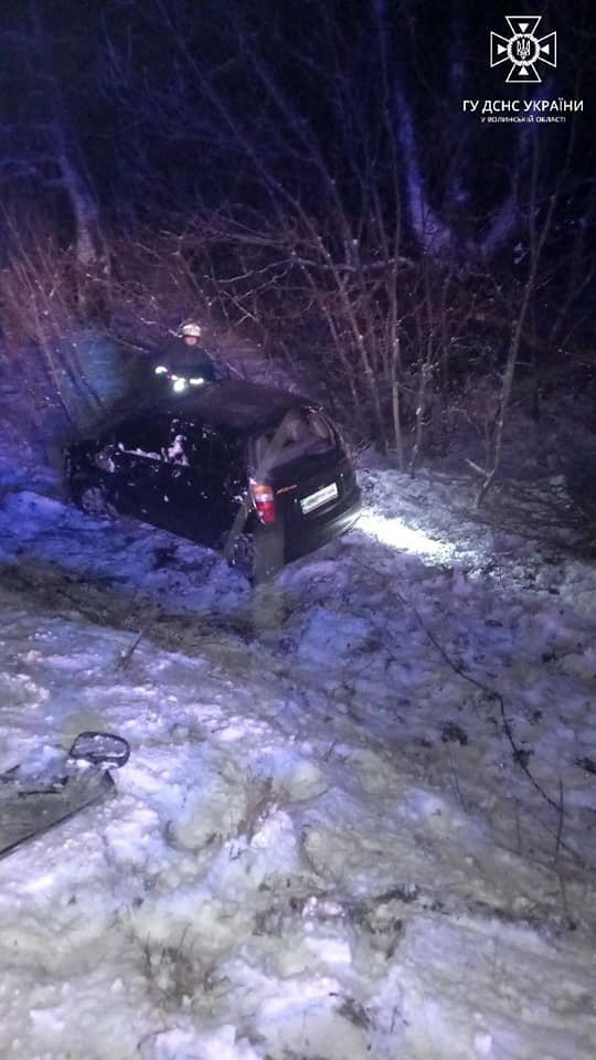 На Волині автомобіль злетів у кювет і перекинувся
