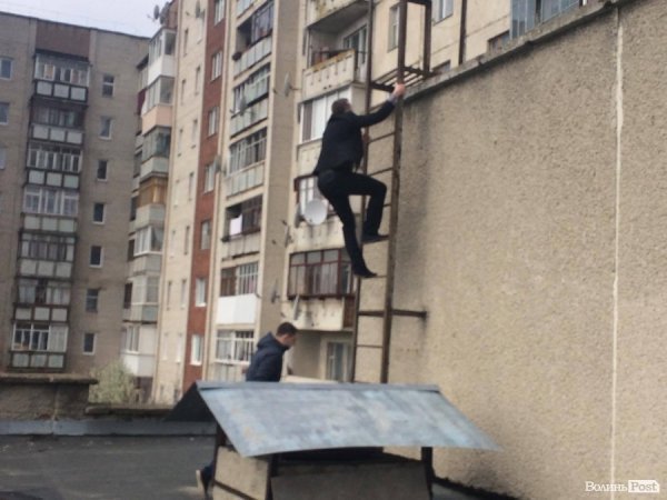 Депутати самостійно перевіряють стан даху у спортивній школі № 2