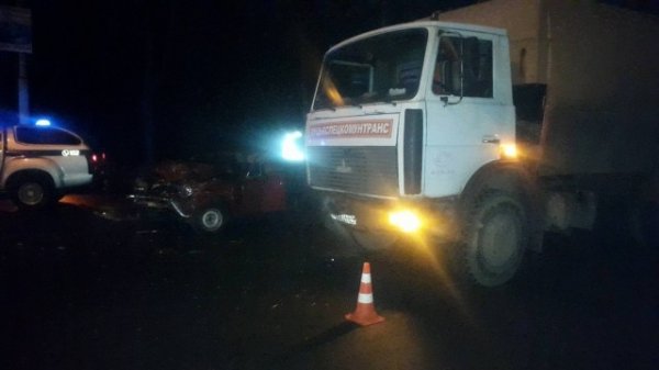 «Жигулі» врізалися у сміттєвоза: водія ледь дістали з розтрощеної кабіни