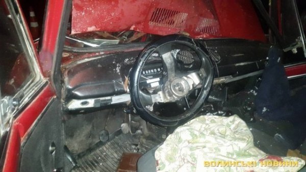 «Жигулі» врізалися у сміттєвоза: водія ледь дістали з розтрощеної кабіни