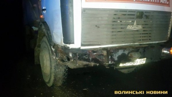 «Жигулі» врізалися у сміттєвоза: водія ледь дістали з розтрощеної кабіни