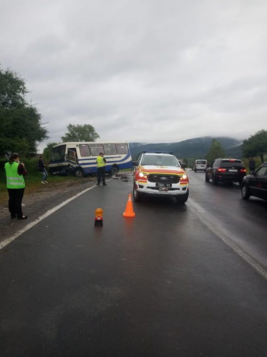 На трасі «Київ-Чоп» зіткнулися автобус з пасажирами та легковик, є загибла та травмовані. ФОТО