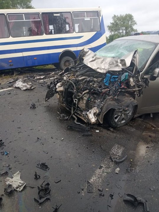 На трасі «Київ-Чоп» зіткнулися автобус з пасажирами та легковик, є загибла та травмовані. ФОТО