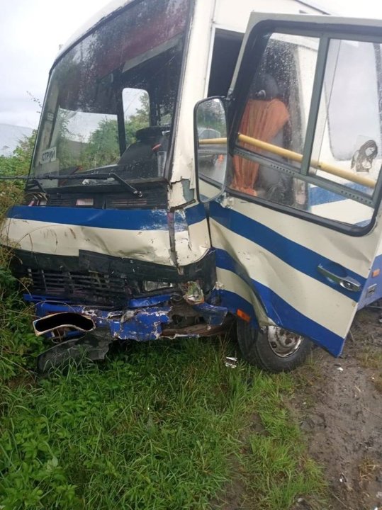 На трасі «Київ-Чоп» зіткнулися автобус з пасажирами та легковик, є загибла та травмовані. ФОТО