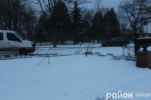 У центрі Шацька авто протаранило паркан