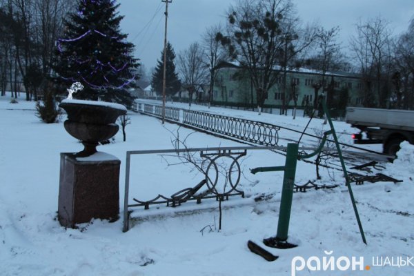 У центрі Шацька авто протаранило паркан