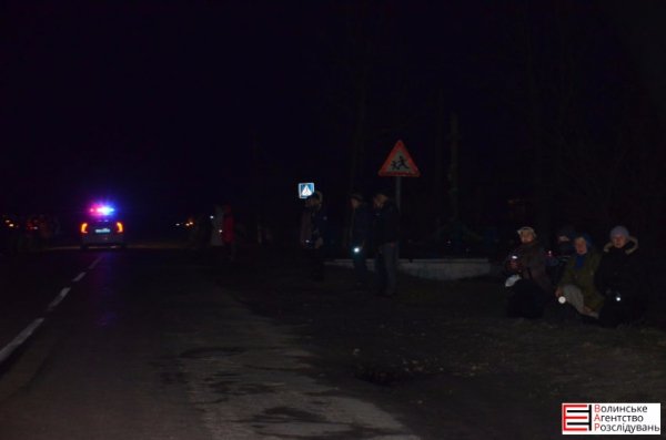 На Волині загиблого бійця зустріли на колінах