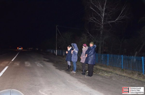 На Волині загиблого бійця зустріли на колінах