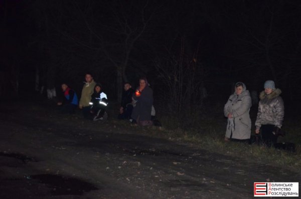 На Волині загиблого бійця зустріли на колінах